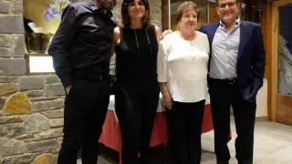 De izquierda a derecha: el actor Patxi Freytez, la madre de Martí Vigo, Rosita y José María Ciria.