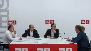 Javier Lambán, segundo por la izquierda, ha acudido este jueves a la reunión de la comisión negociadora del PSOE-Aragón.