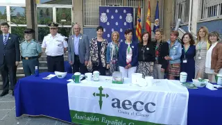 El jefe superior de Policía de Aragón, Juan Carlos Hernández (camisa blanca), en la mesa que la AECC puso ayer en la Jefatura Superior.
