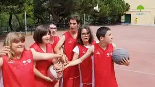 Los integrantes de la Escuela de Baloncesto Adaptado Fundación Baskete Zaragoza Atades han preparado un emotivo vídeos para apoyar al equipo aragonés en las semifinales de la ACB