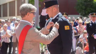 Pedro Santisteve entrega una medalla a un agente en la celebración del día de la Policía Local.