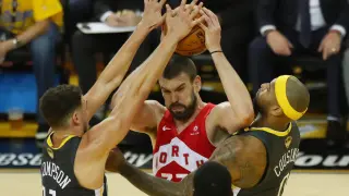 Jun 7, 2019; Oakland, CA, USA; Toronto Raptors center Marc Gasol (33) drives to the basket between Golden State Warriors guard Klay Thompson (11) and center DeMarcus Cousins (0) during the third quarter of game four of the 2019 NBA Finals at Oracle Arena. Mandatory Credit: Cary Edmondson-USA TODAY Sports [[[REUTERS VOCENTO]]] BASKETBALL-NBA-GSW-TOR/
