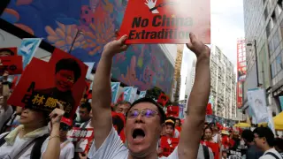 A demonstrator holds up a sign during a protest to demand authorities scrap a proposed extradition bill with China, in Hong Kong, China June 9, 2019. REUTERS/Thomas Peter [[[REUTERS VOCENTO]]] HONGKONG-EXTRADITION/