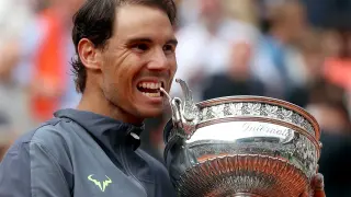 Rafa Nadal posa con su trofeo tras ganar por duodécima vez el Roland Garros.