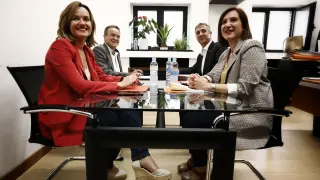 Pilar Alegría y Sara Fernández, este martes, junto al secretario general del PSOE ZAragoza, José Antonio Sánchez Quero, y el secretario de Organización de Cs, Ramiro Domínguez.