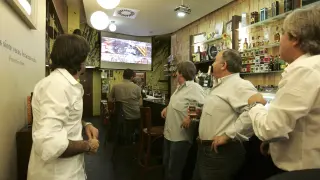 Aficionados viendo el partido del Huesca en Gerona en el bar Garabato /Foto Rafael Gobantes / 8-10-11