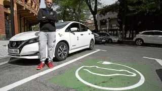 Kiko Alcaide y su taxi Nissan Leaf, "un coche más cómodo y rentable" que se mueve solo con baterías eléctricas.