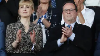 La actriz Julie gayet y el expresidente Hollande, el pasado mayo, en un partido de fútbol.
