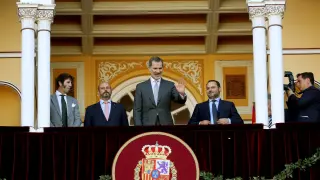 El Rey Felipe VI saluda desde el palco de honor en Las Ventas.