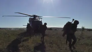 Militares de la Brigada Paracaidista y helicópteros de las FAMET realizan ejercicios de asalto aéreo en el campo de maniobras de San Gregorio.