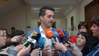 Ramón Fuertes comparece ante los medios tras la reunión con Emma Buj.