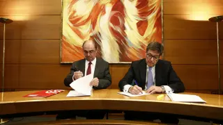 Lambán y Aliaga han firmado este jueves las bases de su gobierno de coalición en las Cortes de Aragón.