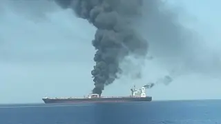 El petrolero noruego Nort Altair arde en el golfo de Omán.