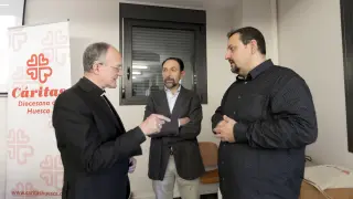 El obispo de Huesca, Julián Ruiz, con el director y el secretario de Cártias, Felipe Munuera y Jaime Esparrach.