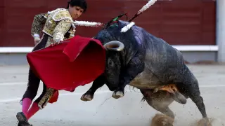 El torero peruano Roca Rey da u pase de muleta en uno de los festejos de la feria de San Isidro 2019