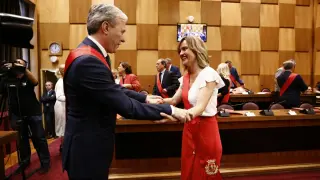 Pilar Alegría saluda a Jorge Azcón tras ser investido como alcalde de Zaragoza.