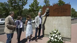 Un momento del homenaje que Azcón y los concejales del PP brindaron a José Atarés.