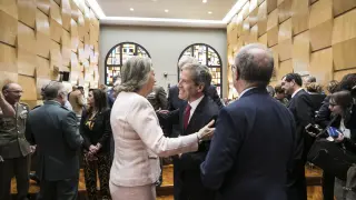 Luisa Fernanda Rudi saluda a Daniel Pérez, ante la mirada de Fernando Gimeno. Detrás, la delegada del Gobierno, Carmen Sánchez.