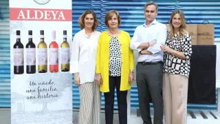 La familia Ramón Reula, junto a la imagen de los nuevos vinos Aldeya, en el acto de presentación.