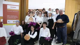 Los alumnos de la escuela taller Diservice ofrecieron una comida en la Escuela de Hostelería de Huesca para celebrar el fin de la fase práctica de su formación.