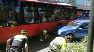 Accidente entre un autobús y un coche en el paseo de la Constitución