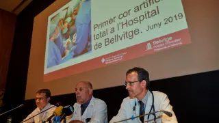 El jefe del Servicio de Cirugía cardíaca, Albert Miralles, con los doctores DAniel Ortiz y Josep Gonzáliz, durante la rueda prensa ofrecida en el Hospital de Bellvitge, de L'Hospitalet de Llobregat.