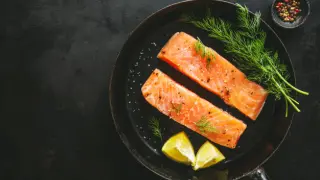 Sartén con filetes del salmón.