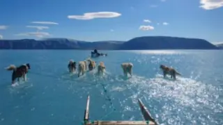 Steffen Olsen atraviesa un enorme charco de agua en Groenlandia.