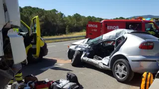 El vehículo pesado ha impactado contra el lateral del coche a la altura de la plaza del conductor y lo ha arrastrado durante un centenar de metros.