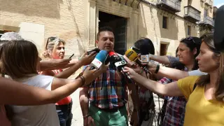 El concejal de Vox Antonio Laborda, durante su comparecencia este miércoles a las puertas del Ayuntamiento de Huesca.