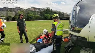 El médico del 061 atiende a un senderista alemán accidentado en la Puebla de Roda.