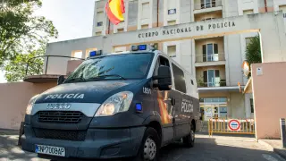 Los miembros de La Manada han sido trasladados en un furgón a la prisión desde la Jefatura Superior de Policía de la capital andaluza.