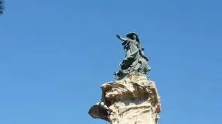En el monumento de Los Sitios, en Zaragoza, se une con delicadeza la piedra y el bronce. Se diseñó con motivo de la Exposición Hispano - Francesa de 1908 y es considerada una de las obras más representativas del modernismo zaragozano.