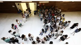 Opositores esperan a ser llamados por el tribunal en la Facultad de Educación de Zaragoza.