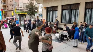Swing en las calles de Binéfar en un evento de 2018.