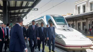 El presidente del Gobierno en funciones, Pedro Sánchez, y el líder del Ejecutivo andaluz, Juanma Moreno, caminan por la estación granadina tras llegar a bordo del primer AVE Madrid-Antequera-Granada.