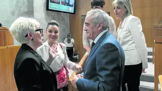Las podemistas Marta Prades y Maru Díaz conversan con el socialista Javier Sada, en las Cortes.