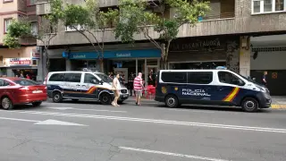 Varias patrullas de la Policía acudieron al bar donde se produjeron los hechos, en la calle Santander de Zaragoza.