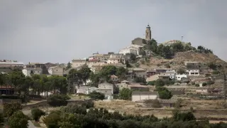 Alcalá de Gurrea, en la Hoya de Huesca, sobre el cerro en el que se asienta.