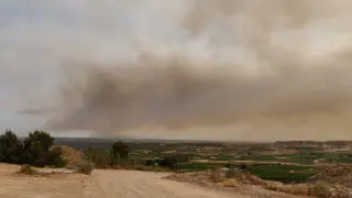 El humo del incendio se extendio por las calles de Fraga