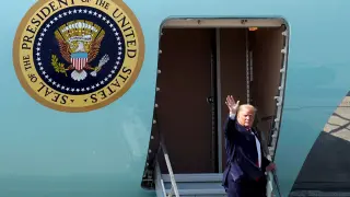 U.S. President Donald Trump waves as he disembarks Air Force One during a refueling stop at Joint Base Elmendorf, Alaska, U.S. on his way to the G-20 Summit in Osaka, Japan, June 26, 2019. REUTERS/Kevin Lamarque     TPX IMAGES OF THE DAY [[[REUTERS VOCENTO]]] USA-TRUMP/