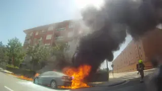 El coche ardiendo en el camino del Pilón, en Zaragoza.