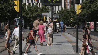 Los termómetros han superado los 43 grados en todos los barrios de Zaragoza