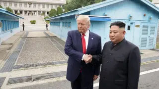 Donald Trump y Kim Jong-un en la zona desmilitarizada que separa las dos Coreas