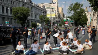 Activistas de Greenpeace protestan por la moratoria de multas en Madrid Central.