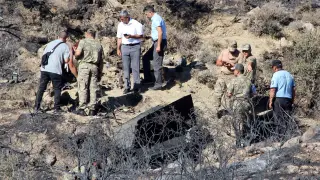 Soldados del ejército turco y fuerzas de seguridad del norte de Chipre inspeccionan el lugar donde ha aterrizado un supuesto misil lanzado desde Siria la madrugada de este lunes.
