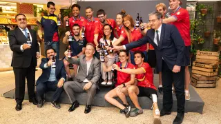 Representantes de Ambar, junto a miembros del equipo paralímpico español, tras la firma del patrocinio.