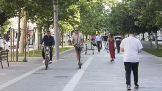 Un ciclista y un usuario de patinete por el carril bici de Gran Vía, el más demandado de la ciudad