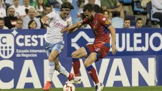 Pichu Atienza, en un lance con Marc Gual, en el Zaragoza-Numancia del tramo final de la pasada temporada en La Romareda