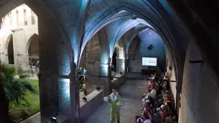 Desfile de moda de Hacer Creativo en el claustro del monasterio de las Canonesas del Santo Sepulcro